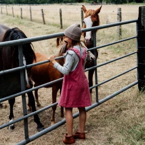 Lille Havn Cord Latzrock mit Rüschen