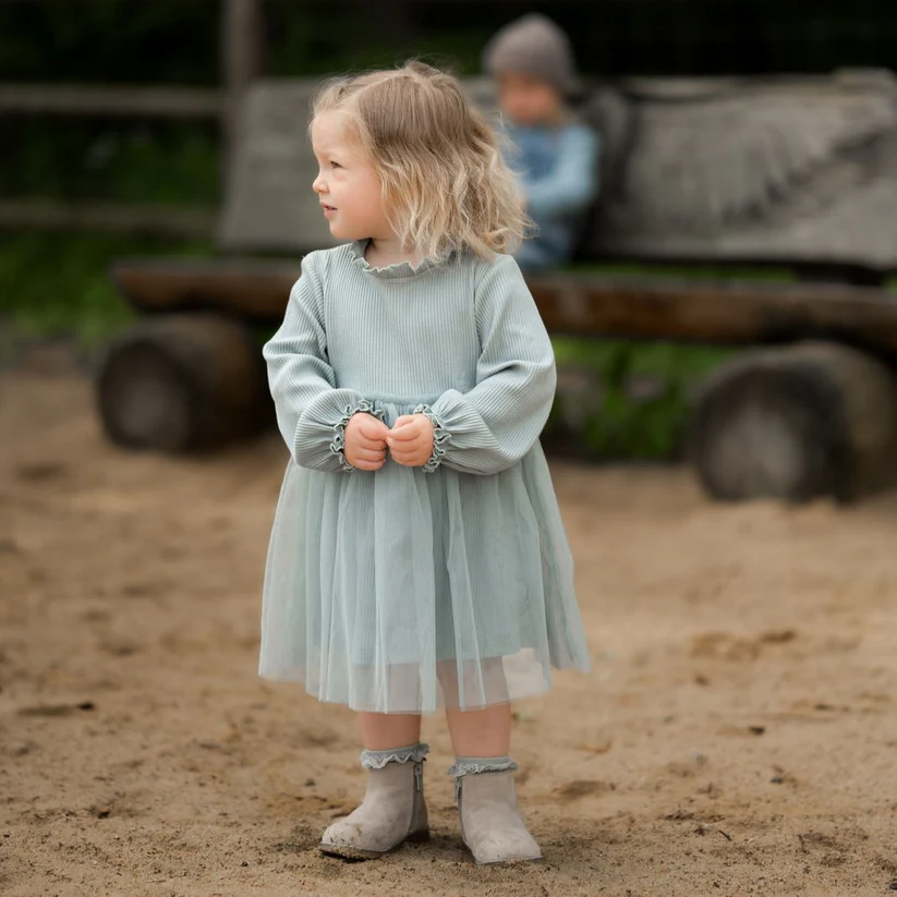 Lille Havn Tüllkleid mit Rüschenkragen