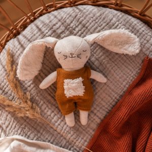 Ava&Yves Babyrassel Hase mit Anzug, rost