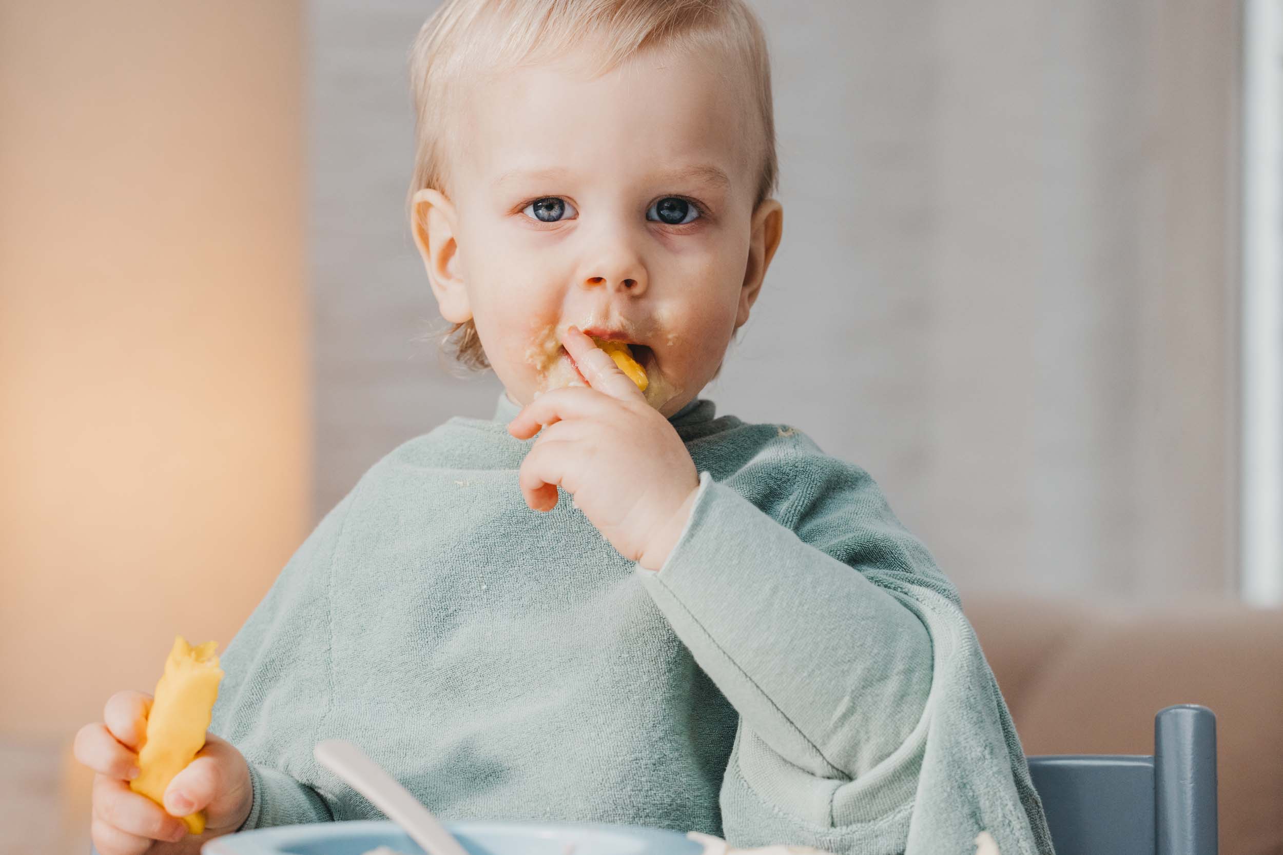 Little Casimir Lätzchen “Boo“-Frottee Waterproof spooky Sage – Bild 2