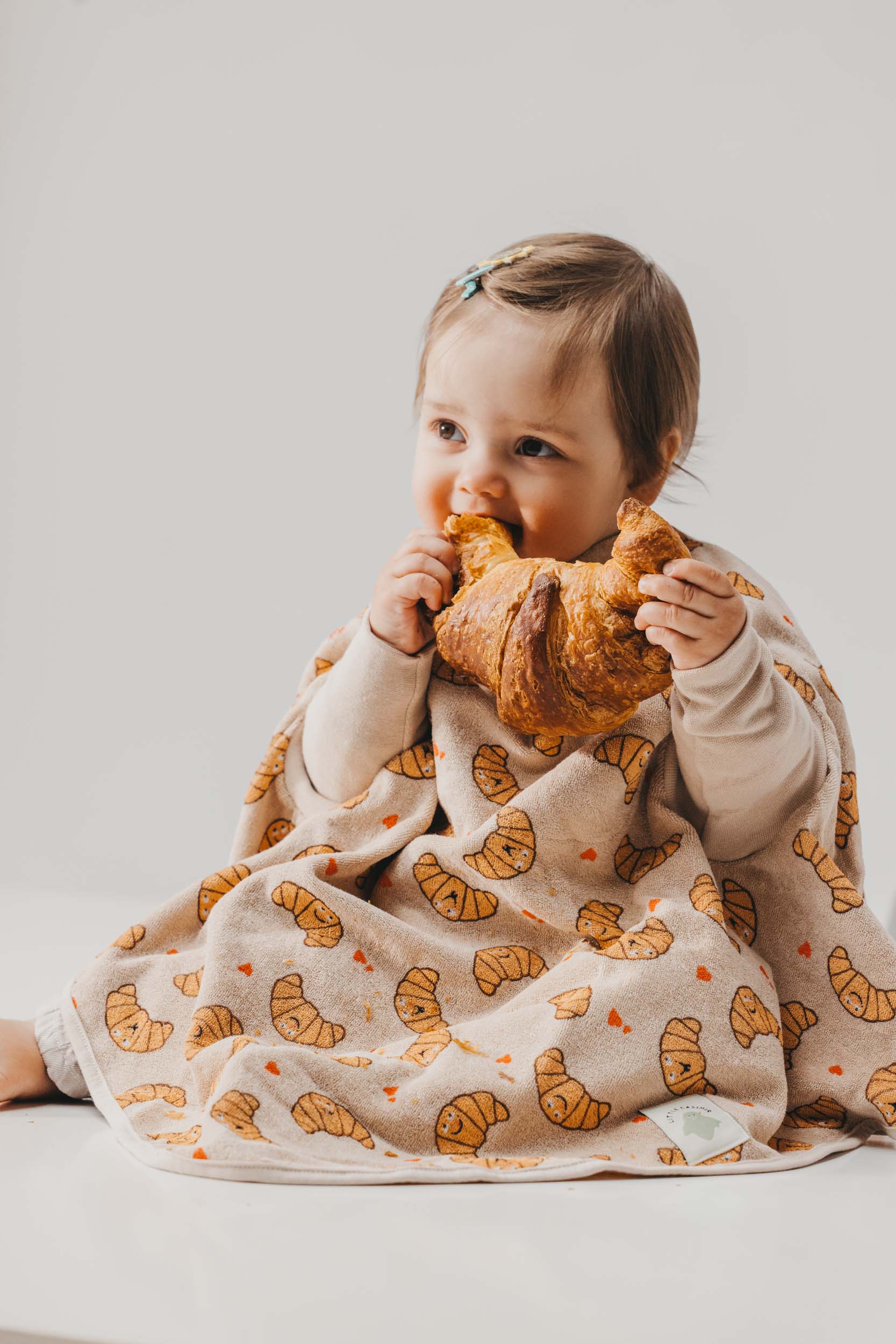 Little Casimir Lätzchen “Boo“-Frottee Waterproof Croissant – Bild 2