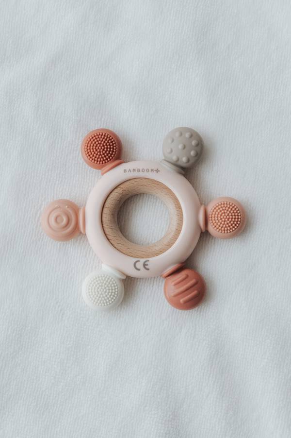 Bamboom Beißring aus Holz und Silikon - ROSA – Bild 3