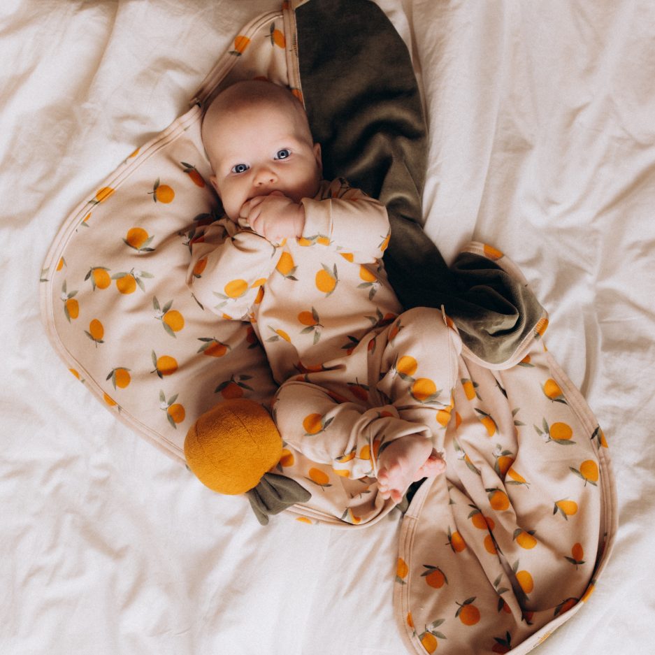 Wooly Organic Veloursdecke Olive/Orangeprint – Bild 2