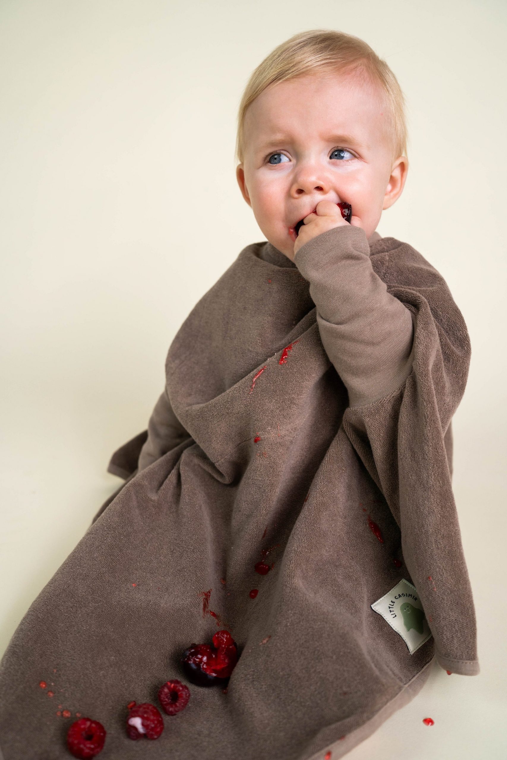 Little Casimir Lätzchen LIMITED EDITION “Boo“ Lätzchen – Timeless Taupe – Bild 2