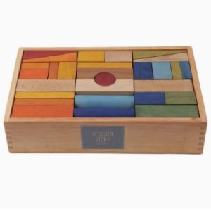 Wooden Story XL-Regenbogenbausteine im Regal - 63-teilig
